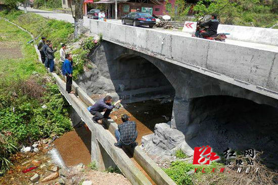 (专家组对沅陵境内危桥改造工程现场勘测验收)