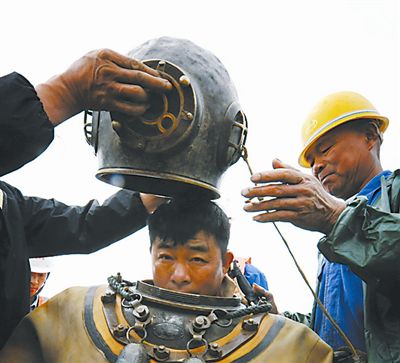 5月2日，冒着蒙蒙细雨，郝晋新带领着创新工作室的成员们，对淮南孔李淮河大桥工程施工中关于采空区桥墩固定的攻关课题进行最后一次现场数据核查。