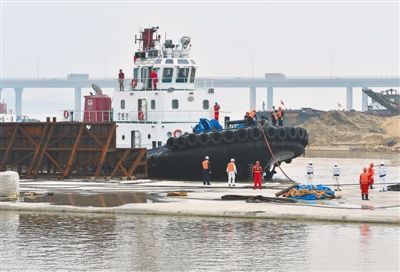 红谷隧道首节沉管浮运完成