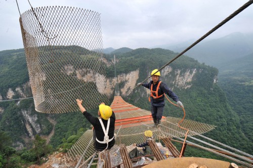 张家界大峡谷玻璃桥备受瞩目 预计下半年竣工