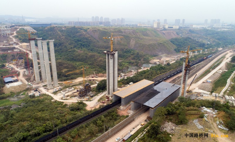 图为：北新路桥渝长高速公路扩能项目新房子特大桥挂篮施工现场 雒焕鼎摄