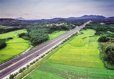 新建成通车的屯琼高速公路犹如一条彩带，飘逸在中部地区的青山绿水间。显煌