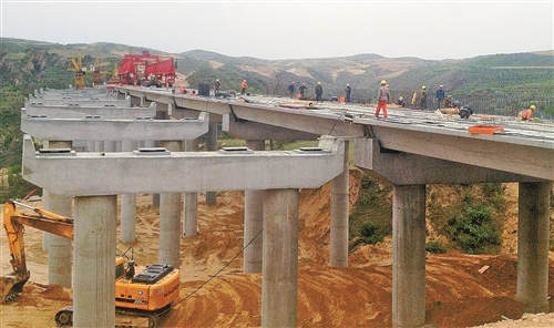 6月9日，神米佳高速公路神佳段秃尾河特大桥建设现常